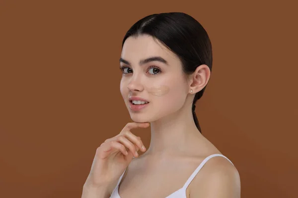Teenage Girl Swatch Foundation Face Brown Background — Stock Photo, Image
