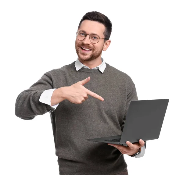 白い背景に何かを指してノートパソコンを持つハンサムな髭のビジネスマン — ストック写真