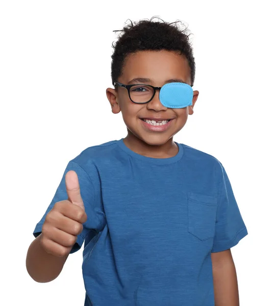 Afroamerikanischer Junge Mit Augenklappe Auf Brille Daumen Hoch Vor Weißem — Stockfoto