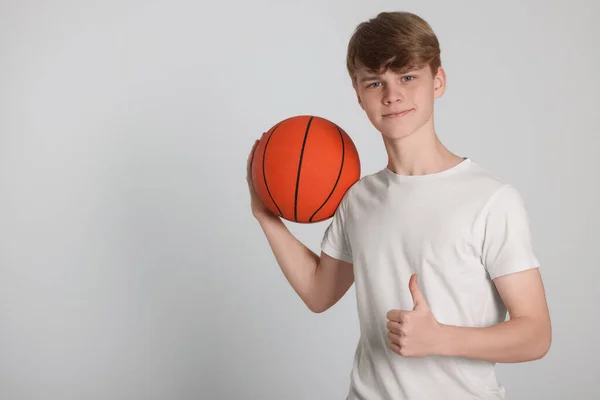 Remaja Laki Laki Dengan Bola Basket Menunjukkan Jempol Pada Latar — Stok Foto