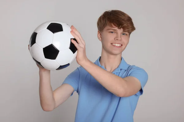 Εφηβικό Αγόρι Μπάλα Ποδοσφαίρου Ανοιχτό Γκρι Φόντο — Φωτογραφία Αρχείου