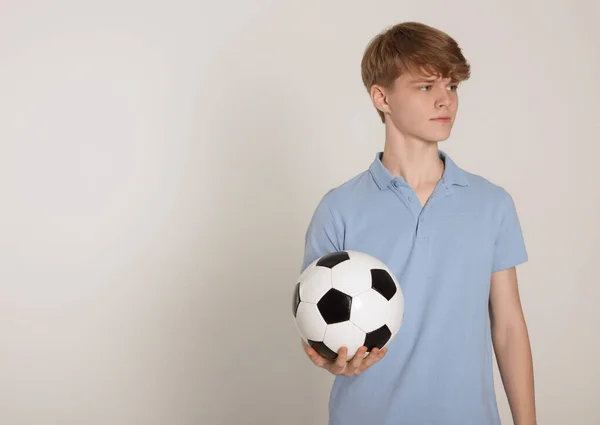 Adolescente Com Bola Futebol Fundo Cinza Claro Espaço Para Texto — Fotografia de Stock