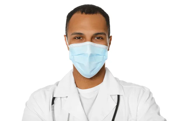 Γιατρός Ιατρικός Βοηθός Άρρεν Νοσηλευτής Προστατευτική Μάσκα Και Στηθοσκόπιο Λευκό — Φωτογραφία Αρχείου