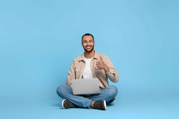 Sorrindo Jovem Com Laptop Mostrando Polegares Para Cima Fundo Azul — Fotografia de Stock