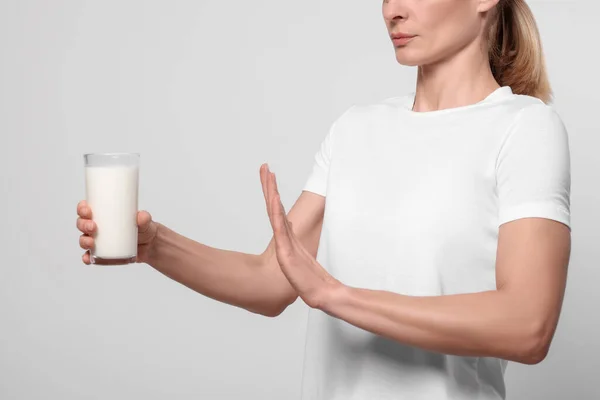 Kvinna Med Glas Mjölk Lider Laktosintolerans Vit Bakgrund Närbild — Stockfoto