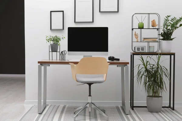 Masasında Bilgisayar Sandalye Evdeki Beyaz Duvarın Yanında Bitkiler Olan Rahat — Stok fotoğraf
