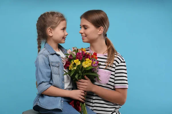 Kislány Gratulál Anyjának Világoskék Hátterű Virágokkal Boldog Anyák Napját — Stock Fotó