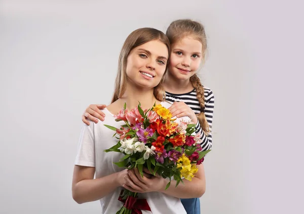 Lilla Dottern Gratulerar Sin Mamma Med Blommor Vit Bakgrund Grattis — Stockfoto