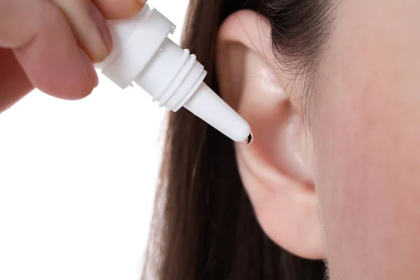 白い背景に耳のドロップを使用して女性 クローズアップ — ストック写真