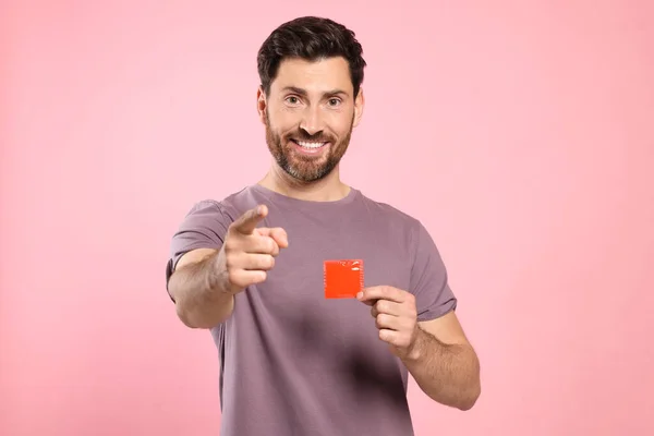 Щасливий Чоловік Тримає Презерватив Рожевому Тлі Безпечний Секс — стокове фото