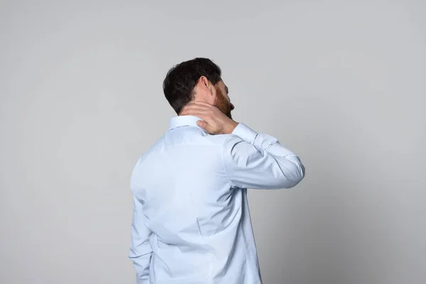 Muž Trpící Bolestí Krku Světlém Pozadí Pohled Zezadu Příznaky Artritidy — Stock fotografie