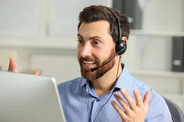 Operator Infolinii Emocjonalnej Zestawem Słuchawkowym Pracującym Biurze — Zdjęcie stockowe