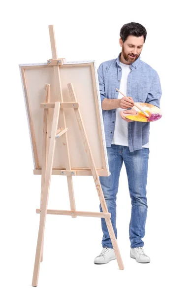 Malowanie Człowieka Pędzlem Białym Tle Używając Sztalugi Trzymania Płótna — Zdjęcie stockowe