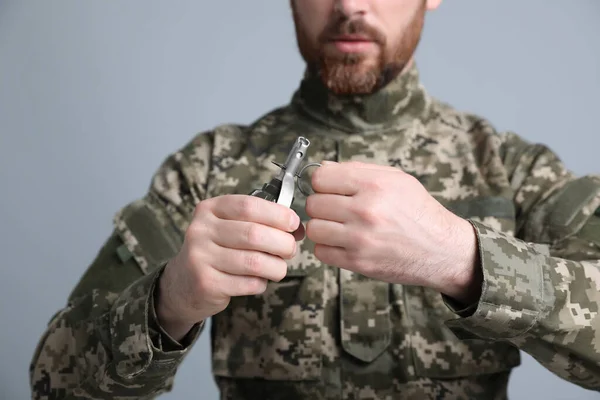 Στρατιώτης Βγάζει Τον Πείρο Ασφαλείας Από Χειροβομβίδα Ανοιχτό Γκρι Φόντο — Φωτογραφία Αρχείου