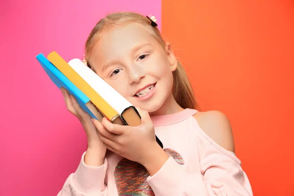 Cute Little Girl Książek Kolorowe Tło — Zdjęcie stockowe