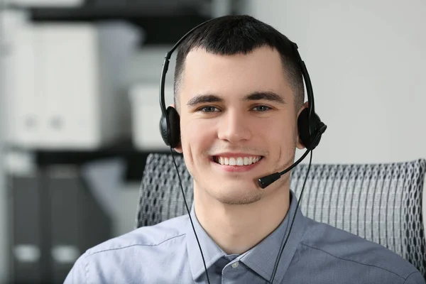 Hotline Operatör Med Headset Arbetar Kontor — Stockfoto