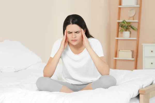 Evde Yatağında Baş Ağrısı Çeken Genç Bir Kadın Hormonal Bozukluklar — Stok fotoğraf