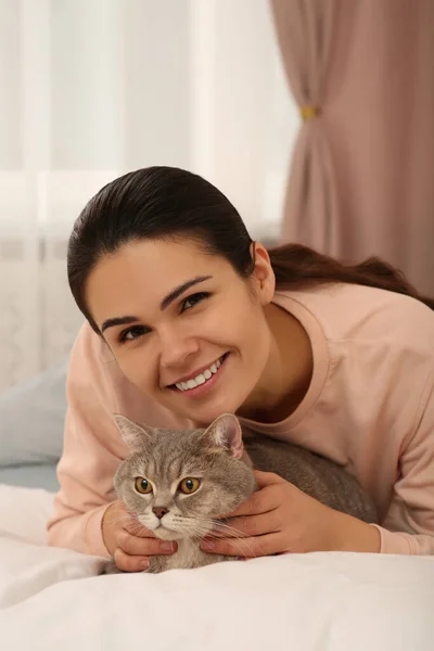 Young Woman Adorable Cat Home — Stock Photo, Image