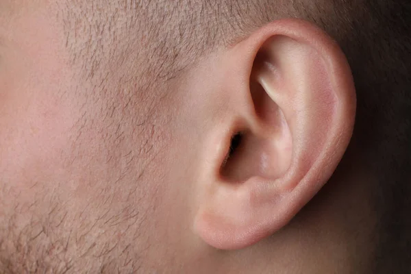 Zbliżenie Człowieka Skupienie Uchu — Zdjęcie stockowe