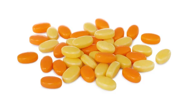 Ízletes Sárga Narancs Dragee Cukorka Fehér Alapon — Stock Fotó
