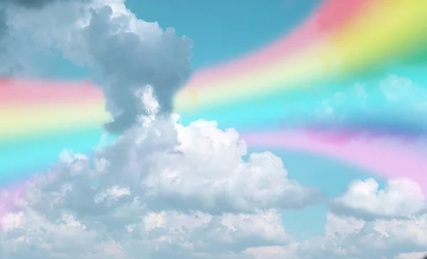 Красивое Небо Яркой Радугой Пушистыми Облаками — стоковое фото