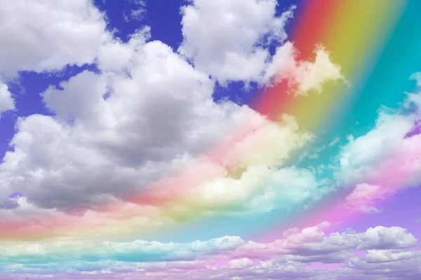 Красивое Небо Яркой Радугой Пушистыми Облаками — стоковое фото