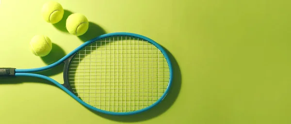 Tennis Racket Ballen Groene Achtergrond Plat Lay Banner Design Met — Stockfoto