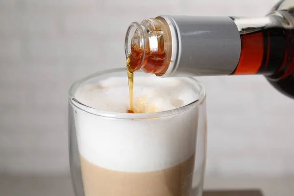 Stroop Gieten Glas Smakelijke Koffie Wazige Achtergrond Close — Stockfoto
