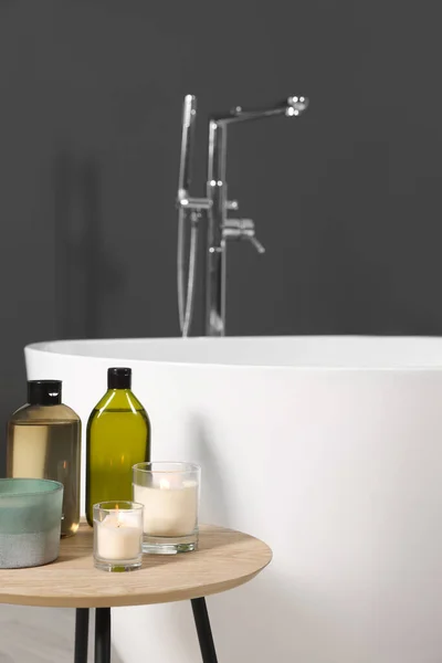 Mumlar Bakım Ürünleri Banyodaki Masada Metin Için Boşluk — Stok fotoğraf