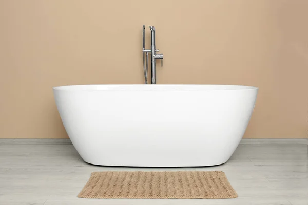 Hermosa Bañera Blanca Cerca Pared Beige Baño Diseño Interiores —  Fotos de Stock