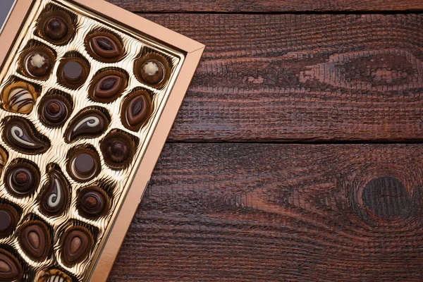 Caixa Deliciosos Doces Chocolate Mesa Madeira Vista Superior Espaço Para — Fotografia de Stock