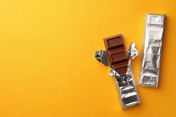 Smaklig Choklad Barer Insvept Folie Gul Bakgrund Platt Låg Plats — Stockfoto