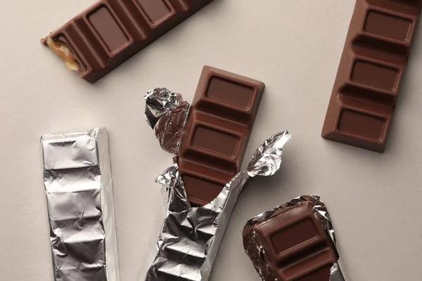Smaklig Choklad Barer Ljus Bakgrund Platt Låg — Stockfoto