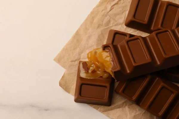 Smakliga Chokladkakor Vitt Bord Ovanifrån Plats För Text — Stockfoto