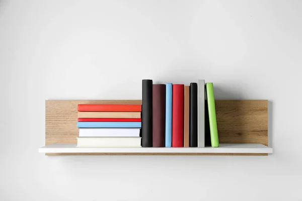 Viele Hardcover Bücher Holzregal Neben Weißer Wand — Stockfoto