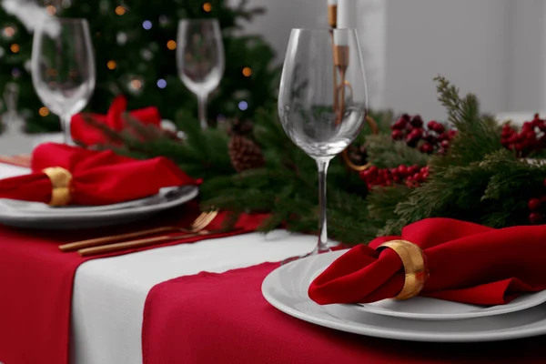 Schöne Tischdekoration Mit Weihnachtsdekor Drinnen Platz Für Text — Stockfoto