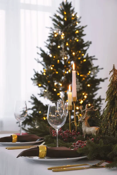 Красивая Сервировка Стола Рождественским Декором Номере — стоковое фото