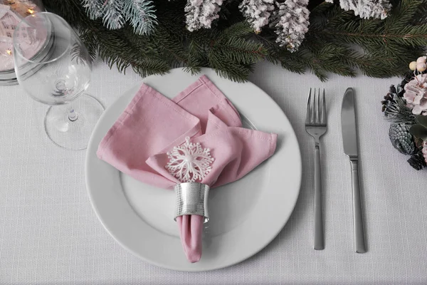 クリスマスの装飾と美しいお祝いのテーブルの設定 上記のビュー — ストック写真
