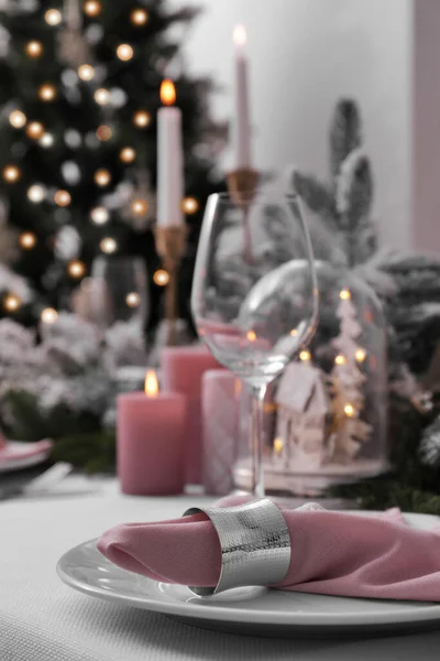 Cenário Mesa Festiva Bonita Com Decoração Natal Dentro Casa — Fotografia de Stock