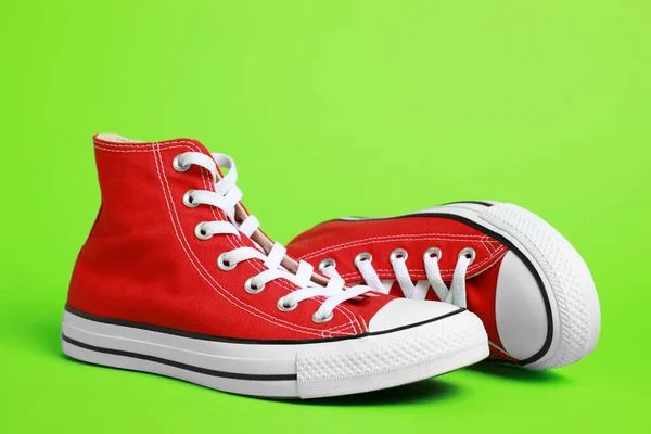 Пара Нових Стильних Червоних Кросівок Світло Зеленому Тлі — стокове фото