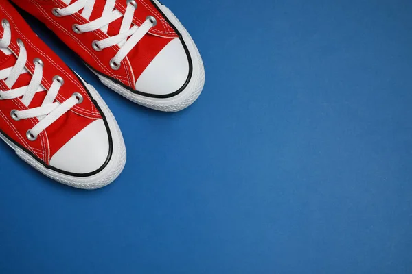 Ζεύγος Από Νέα Stylish Κόκκινα Sneakers Μπλε Φόντο Επίπεδο Lay — Φωτογραφία Αρχείου