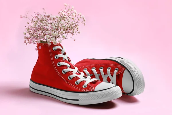 Пара Нових Стильних Червоних Кросівок Квітами Гіпсофіли Рожевому Фоні — стокове фото
