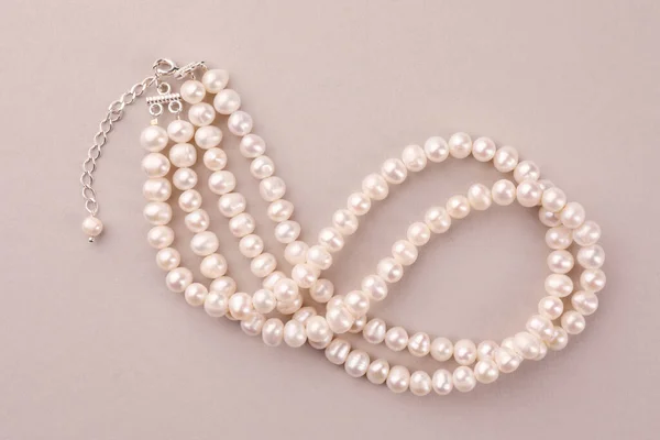 Elegante Collar Perlas Sobre Fondo Beige Vista Superior — Foto de Stock