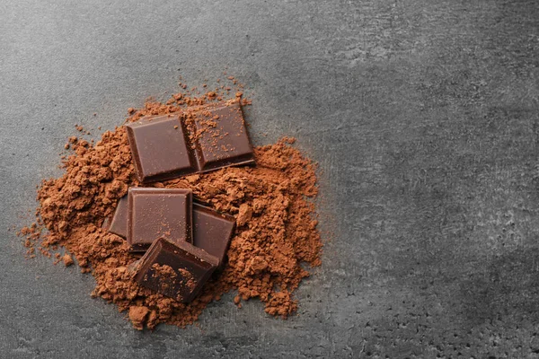 Вкусный Темный Шоколад Кокосовый Порошок Сером Столе Плоская Кладка Пространство — стоковое фото