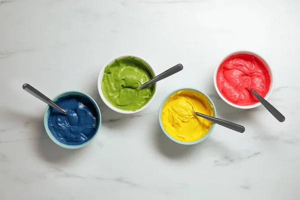 Tigelas Creme Diferente Com Coloração Alimentos Mesa Mármore Branco Flat — Fotografia de Stock