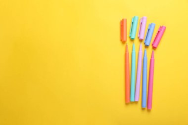 Sarı arka planda bir sürü renkli işaret var. Metin için boşluk