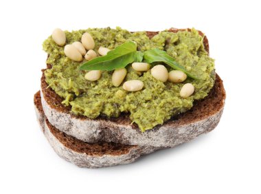 Pesto soslu lezzetli bruschetta, fındık ve taze fesleğen.