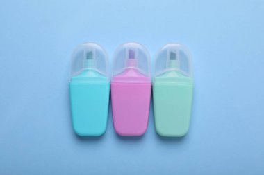 Açık mavi arkaplanda renkli işaretler, düz yatış