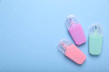 Açık mavi arka planda renkli işaretler, düz yatış. Metin için boşluk