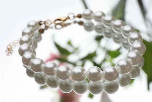 Elegante Pulsera Con Perlas Superficie Del Espejo —  Fotos de Stock